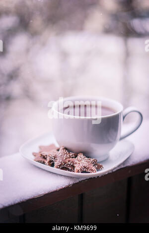 Heiße Tasse Tee und Plätzchen außerhalb Stockfoto