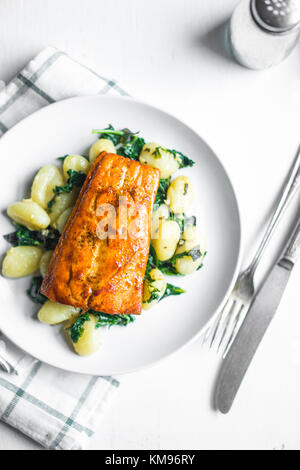 Gegrillter Lachs mit Gnocchi und Grüns Stockfoto