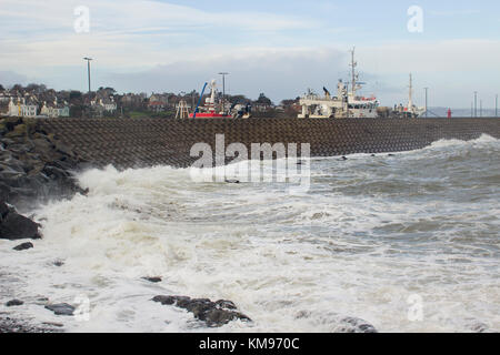 Die konkreten Wabenstruktur des seewärts der North Pier in Bangor County Down in Nordirland, während ein heftiger Sturm zerschlagen Stockfoto