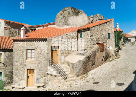 Häuser aus Stein und nerrow historische Straßen in Monsanto Dorf, Portugal Stockfoto