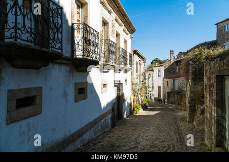 Steinhäusern und engen historischen Straßen in Monsanto Dorf, Portugal Stockfoto