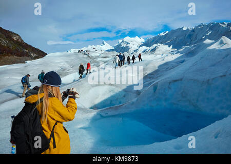 Touristen fotografieren Blue Pool auf dem Gletscher Perito Moreno, Parque Nacional Los Glaciares (World Heritage Area), Patagonien, Argentinien, Südamerika (m Stockfoto