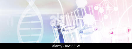 Bild der DNA-Helix und Moleküle Schnittstelle gegen Reagenzglas mit chemischen Lösung Stockfoto