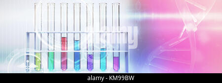 Digitale zusammengesetzte Bild von DNA-Helix gegen Reagenzglas mit chemischen Lösung Stockfoto