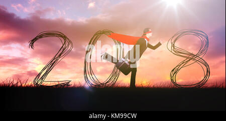 Geschäftsfrau, während sich die vorgibt, super hero gegen bewölkten Himmel. Stockfoto