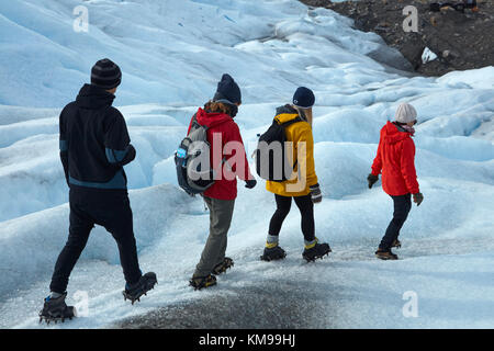 Wanderer auf der Gletscher Perito Moreno, Parque Nacional Los Glaciares (World Heritage Area), Patagonien, Argentinien, Südamerika Stockfoto