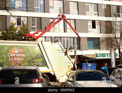 November 2017 - kommerzieller Müllwagen in Istanbul-Vorort, der Mülltonnen in einer belebten Straße entleert. Stockfoto