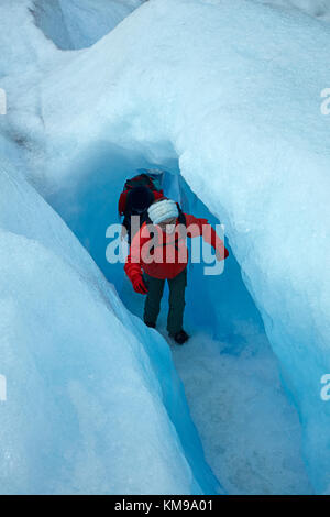 Wanderer in der Eishöhle, Perito Moreno Gletscher, Parque Nacional Los Glaciares (World Heritage Area), Patagonien, Argentinien, Südamerika Stockfoto