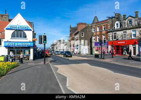 Main Street in der Küstenstadt Largs im North Ayrshire, Schottland, Großbritannien Stockfoto