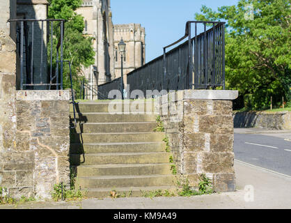 Alte historische Steintreppe außerhalb in der kleinen historischen Stadt Arundel, West Sussex, England, UK. Stockfoto