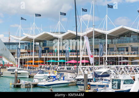 Angelegte Boote und Yachten in der Marina in Gunwharf Quays in Portsmouth, Hampshire, England, UK. Stockfoto