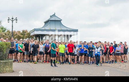 Große Gruppe von Läufern warten das Rennen in eine Vitalität Parkrun Ereignis in Worthing, West Sussex, England, UK zu starten. Stockfoto