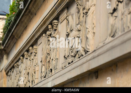 Detail eines Sandsteinfrieses auf dem ehemaligen Glasgow Sheriff Court Gebäude an der Wilson Street, Glasgow, Großbritannien Stockfoto