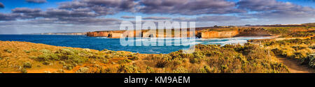 Warmen sanften Morgensonne Licht um Sherbrook Bucht und den Fluss Creek auf robusten Fernsteuerung shipwreck Coast auf der Great Ocean Road, Victoria, Australien. Stockfoto