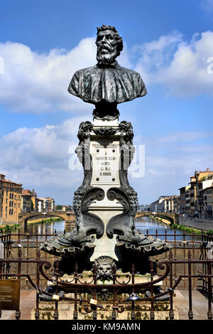 Skulptur von Benvenuto Cellini auf die Brücke Ponte Vecchio in Florenz - Florenz, Italien Benvenuto Cellini (1500 - 1571) war ein italienischer Goldschmied, Bildhauer, Zeichner, Soldat, Musiker und Künstler, der auch ein berühmter Autobiografie und Poesie schrieb.) Stockfoto