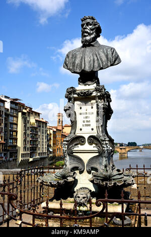 Skulptur von Benvenuto Cellini auf die Brücke Ponte Vecchio in Florenz - Florenz, Italien Benvenuto Cellini (1500 - 1571) war ein italienischer Goldschmied, Bildhauer, Zeichner, Soldat, Musiker und Künstler, der auch ein berühmter Autobiografie und Poesie schrieb.) Stockfoto