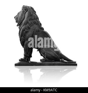 Qasr el Nil Lion Statue auf weißem Hintergrund Stockfoto