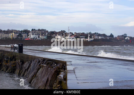 Die konkreten Wabenstruktur des seewärts der North Pier in Bangor County Down in Nordirland, während ein heftiger Sturm zerschlagen Stockfoto