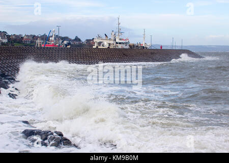 Die konkreten Wabenstruktur des seewärts der North Pier in Bangor County Down in Nordirland, während ein heftiger Sturm zerschlagen Stockfoto