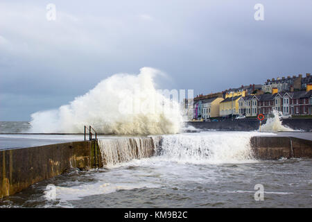 Heftige wellen Bremsen am Kai des Langlochs natürlichen Hafen in Bangor, County Down, Nordirland Stockfoto