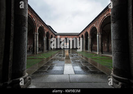 Auf dem Friedhof von eine der ältesten Kirchen in Mailand, Italien Stockfoto