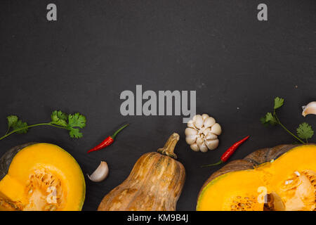 Reife Kürbis, Kürbis, Kürbis in Scheiben geschnitten auf dem Tisch Stockfoto