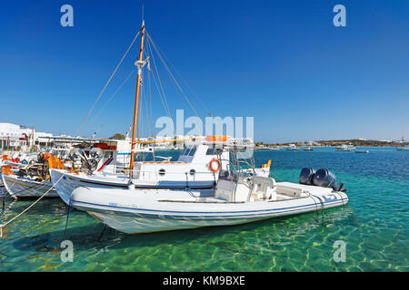 Boote im Hafen von Antiparos, Griechenland Stockfoto