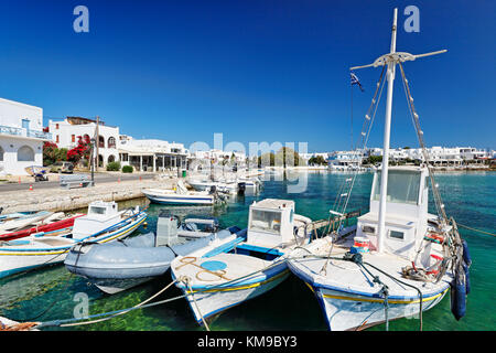 Boote im Hafen von Antiparos, Griechenland Stockfoto