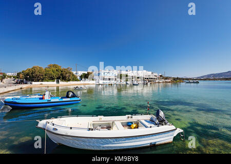 Boote im Hafen von Antiparos, Griechenland Stockfoto