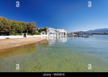 Ein Strand am Hafen von Antiparos, Griechenland Stockfoto