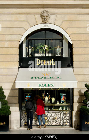 Paris, Frankreich. Place Vendome (1. Arr): Dubail Schaufenster bei Nr. 21 - Paar schaut auf Ringe Stockfoto