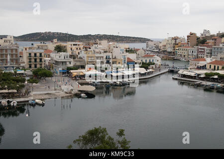 Stadtbild (Agios Nikolaos, Kreta, Griechenland, 18. Juni 2017), Redaktion Stockfoto