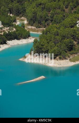 Eine helle blaue Lagune in den Bergen von Spanien Stockfoto