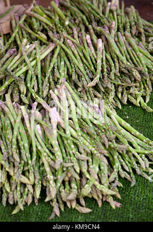 Einen gehäuften, Lose Haufen frisch gepflückt Spargel auf einem Marktstand in Nahaufnahme Stockfoto