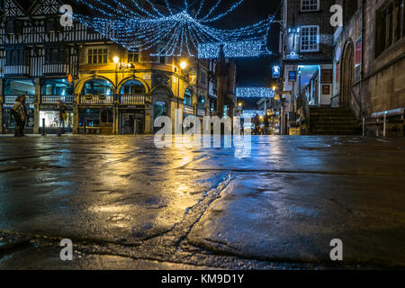 Chester Stadtzentrum nachts mit Weihnachtsbeleuchtung. Stockfoto