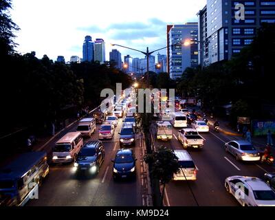 PASIG CITY, PHILIPPINEN - 28. NOVEMBER 2017: Fahrzeuge fahren in Pasig City auf den Philippinen durch eine verkehrsbelastete Straße. Stockfoto