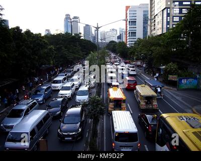 PASIG CITY, PHILIPPINEN - 28. NOVEMBER 2017: Fahrzeuge fahren in Pasig City auf den Philippinen durch eine verkehrsbelastete Straße. Stockfoto