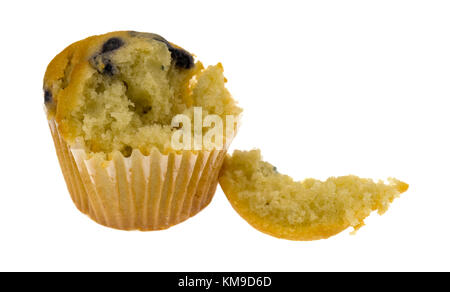 Seitenansicht eines mundgerechte Blueberry Muffin gebrochen auf einem weißen Hintergrund. Stockfoto