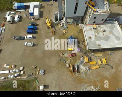 Vertikale Luftaufnahme von einer großen Baustelle in 50 Meter Höhe mit der Drohne getroffen Stockfoto