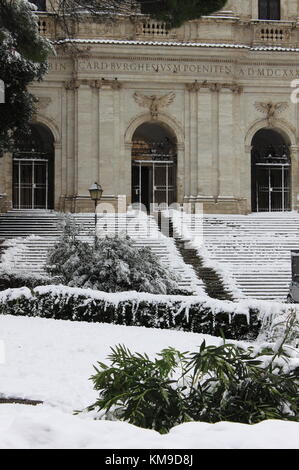 Kirche von San Gregorio Magno in Rom unter dem Schnee. Italien Stockfoto