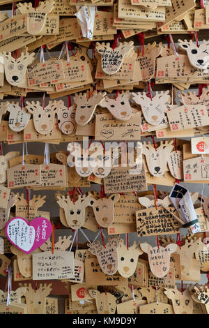 Nara, Japan - 29. Mai 2017: ema, kleinen hölzernen Gedenktafeln in der Form von Hirsch mit Wünsche und Gebete auf sie geschrieben Stockfoto