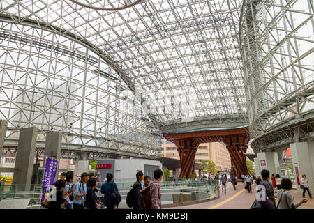 Kanazawa, Japan, 6. Juni 2017: tsuzumi-mon Tor und die motenashi Dome am Eingang Ost Tor von kanazawa großen Bahnhof Stockfoto