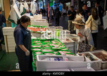 Kanazawa, Japan, 8. Juni 2017: Vielfalt an frischem Fisch und Meeresfrüchten für Verkauf an den Omicho Markt Stockfoto