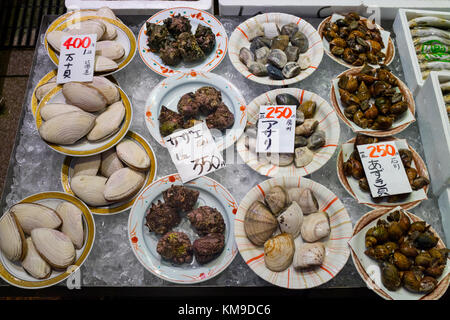 Kanazawa, Japan, 8. Juni 2017: Gerichte mit frischen Vielfalt von Muscheln auf Eis und preisschildern an der Omicho Markt Stockfoto