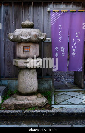 Kanazawa, Japan, 8. Juni 2017: Stein Laterne vor dem Eingang zu einem Haus in der historischen Samurai Bezirk in Kanazawa Stockfoto