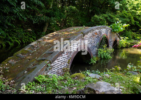 Kanazawa, Japan, Juni 9, 2017: historische Steinbrücke im Garten des Oyama ninja Schrein im Frühling Stockfoto