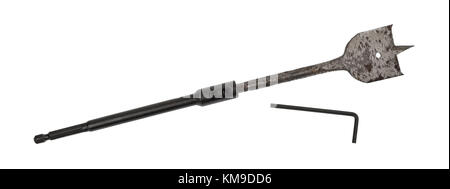 Blick von oben auf einen Bohrer Erweiterung mit einem alten spade Bit plus Sechskantschlüssel auf weißem Hintergrund. Stockfoto