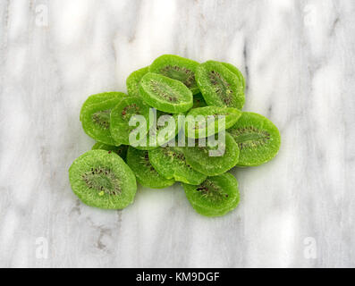 Mehrere Scheiben verglast Kiwi auf grauem Marmor Schneidebrett. Stockfoto