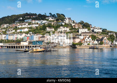 Dartmouth unteren Überfahrt mit der Fähre den Fluss Dart zu Kingswear, mit Details des Dorfes und die Slipway #2: Fluss Dart, Kingswear, Devon, England. Stockfoto