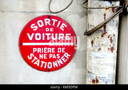 Paris, Frankreich. Schild: Fahrzeugausgang - kein Parkplatz Stockfoto